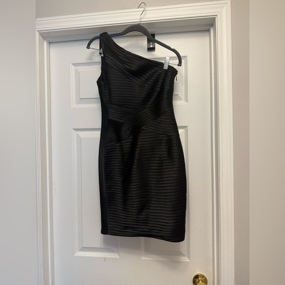 Women's BCBG MAXAZRIA Black One Shoulder Bodycon Cocktail Party Dress Size 6 - Picture 2 of 5